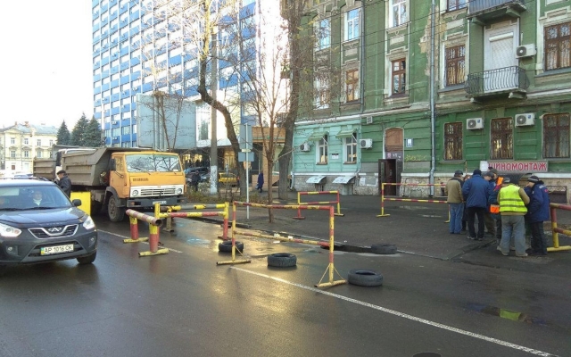 В центре города на проезжей части образовалась огромная дыра Фото № 4 В центре города на проезжей части образовалась огромная дыра Фото № 4