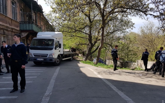 В Одессе автомобиль сам съехал со склона (ФОТО) Фото № 2 В Одессе автомобиль сам съехал со склона (ФОТО) Фото № 2