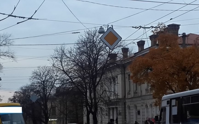 На улице Пастера появились новые дорожные знаки Фото № 1 На улице Пастера появились новые дорожные знаки Фото № 1