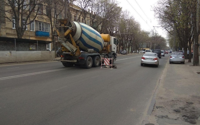 В Одессе на дороге обнаружена очередная яма (ФОТО) Фото № 2 В Одессе на дороге обнаружена очередная яма (ФОТО) Фото № 2