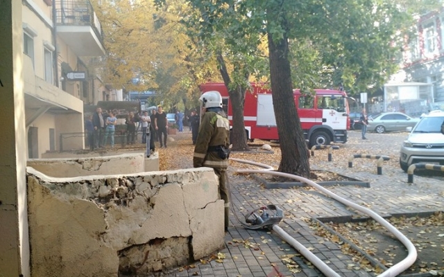 Пожар на Дерибасовской: горит полуподвальное помещение Фото № 3 Пожар на Дерибасовской: горит полуподвальное помещение Фото № 3