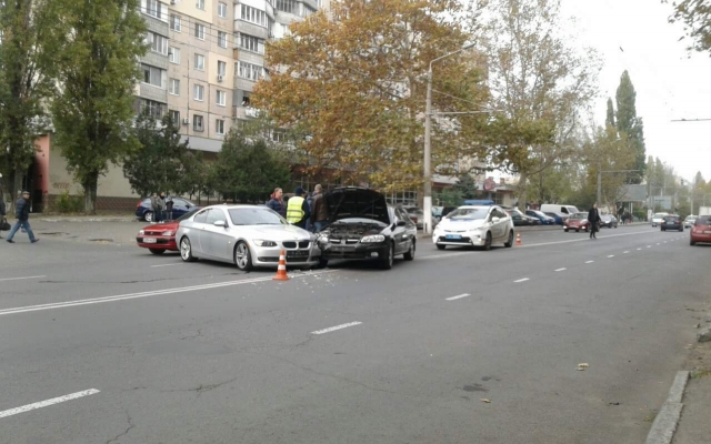 В Одессе произошло ДТП с участием элитных автомобилей Фото № 2 В Одессе произошло ДТП с участием элитных автомобилей Фото № 2