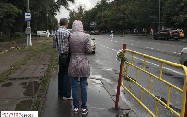 Одесситы несут цветы к месту смертельной аварии (ФОТО) Фото № 1 Одесситы несут цветы к месту смертельной аварии (ФОТО) Фото № 1