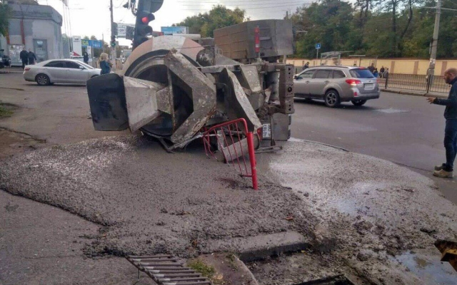 На Водопроводной перевернулась бетономешалка:пострадал водитель (ФОТО) Фото № 0 На Водопроводной перевернулась бетономешалка:пострадал водитель (ФОТО) Фото № 0