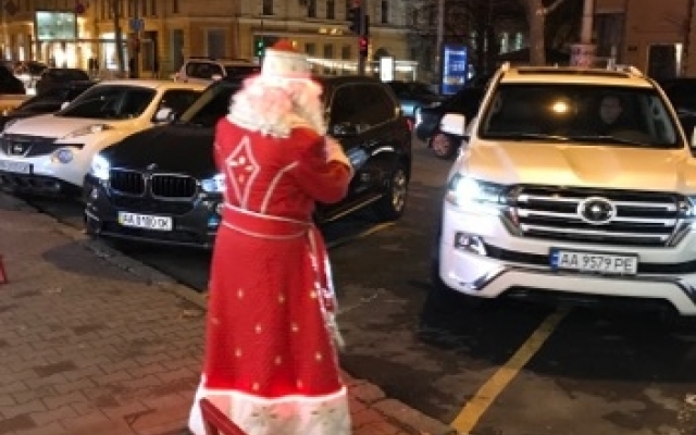 В Одессе машины паркует Дед Мороз Фото № 1 В Одессе машины паркует Дед Мороз Фото № 1