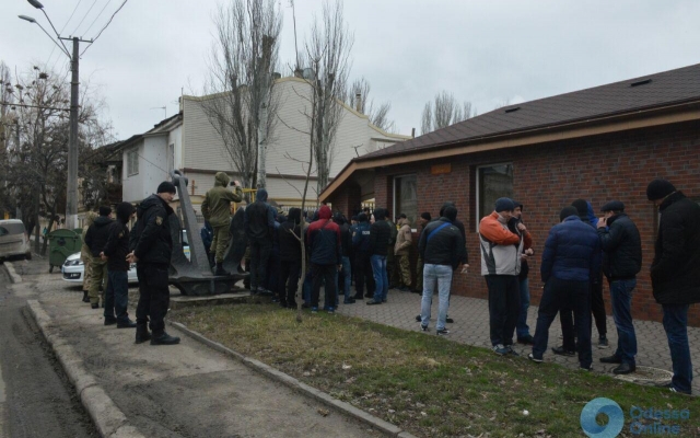 Пикет у стивидорной компании едва не закончился дракой (ФОТО) Фото № 6 Пикет у стивидорной компании едва не закончился дракой (ФОТО) Фото № 6