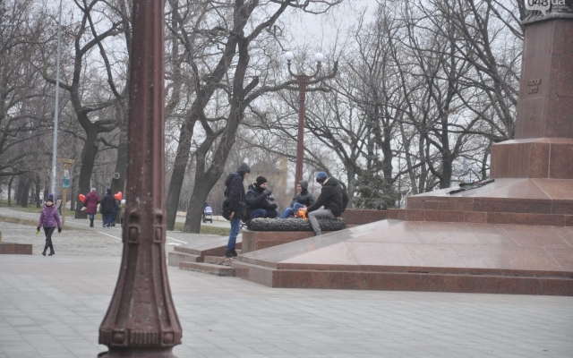 В Одессе группа юношей сушила ноги на Вечном огне (ФОТО, ВИДЕО) Фото № 1 В Одессе группа юношей сушила ноги на Вечном огне (ФОТО, ВИДЕО) Фото № 1