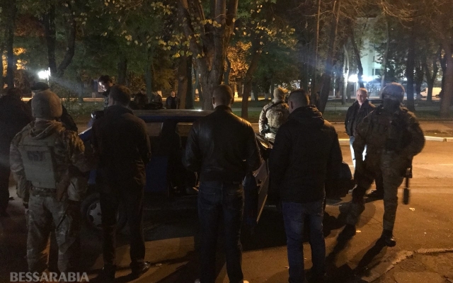 Спецназ проверяет машину, начинённую арсеналом оружия Фото № 3 Спецназ проверяет машину, начинённую арсеналом оружия Фото № 3