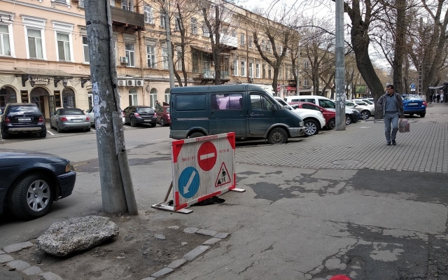 Жители Одессы жалуются на провал на тротуаре в центре города (ФОТО) Фото № 1 Жители Одессы жалуются на провал на тротуаре в центре города (ФОТО) Фото № 1