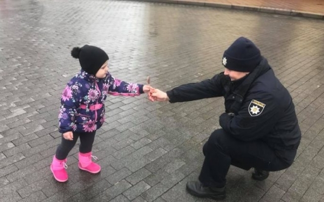В Одессе рождественский патруль раздаёт сладости Фото № 0 В Одессе рождественский патруль раздаёт сладости Фото № 0