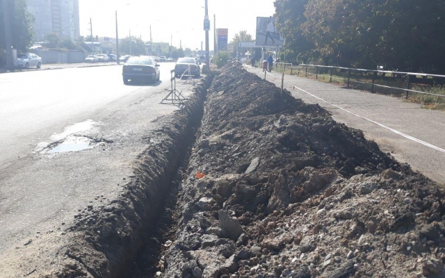 Больше месяца пешеходы на улице Космонавтра Комарова ходят по грязи (ФОТО) Фото № 5 Больше месяца пешеходы на улице Космонавтра Комарова ходят по грязи (ФОТО) Фото № 5