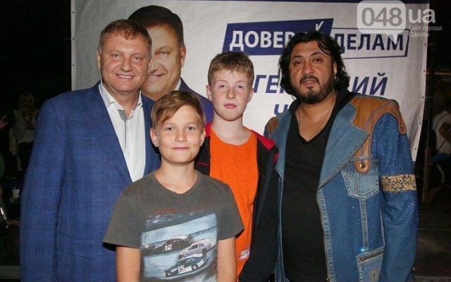 Малолетние агитаторы, дети клеят плакаты одного из кандидатов в депутаты Фото № 2 Малолетние агитаторы, дети клеят плакаты одного из кандидатов в депутаты Фото № 2