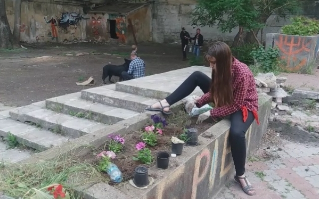 Одесситка собственноручно высадила цветы в Летнем театре Фото № 0 Одесситка собственноручно высадила цветы в Летнем театре Фото № 0