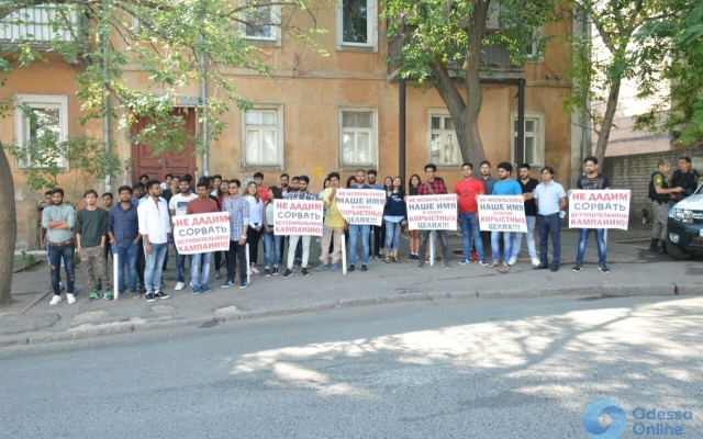 Под стенами ОНМедУ митинговали студенты из Индии (ФОТО) Фото № 4 Под стенами ОНМедУ митинговали студенты из Индии (ФОТО) Фото № 4