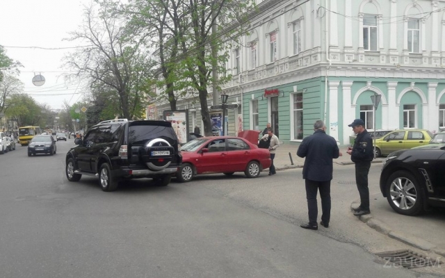 В Одессе столкнулись две иномарки (ФОТО) Фото № 2 В Одессе столкнулись две иномарки (ФОТО) Фото № 2
