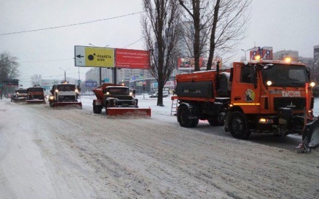 Улицы города от снега расчищает спецтехника Фото № 0 Улицы города от снега расчищает спецтехника Фото № 0