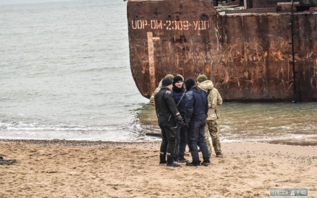 Под Одессой на берег выбросило баржу с контрабандой (ФОТО) Фото № 4 Под Одессой на берег выбросило баржу с контрабандой (ФОТО) Фото № 4