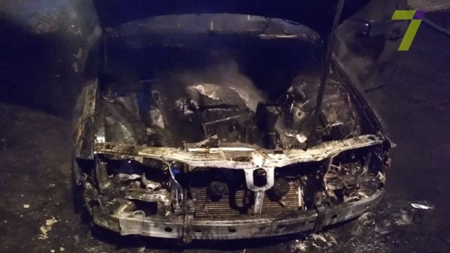 В Одессе сгорел автомобиль на еврономерах Фото № 2 В Одессе сгорел автомобиль на еврономерах Фото № 2