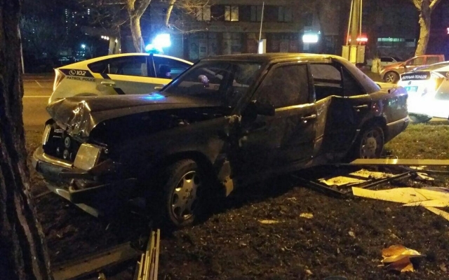 На проспекте Шевченко водитель не справился с управлением и врезался в рекламный щит Фото № 2 На проспекте Шевченко водитель не справился с управлением и врезался в рекламный щит Фото № 2