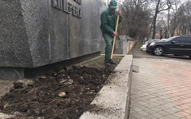 В парке Одессы начали высаживать весенние цветы (ФОТО) Фото № 3 В парке Одессы начали высаживать весенние цветы (ФОТО) Фото № 3