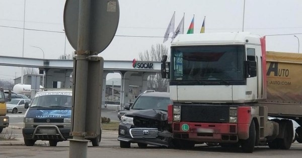 В Одессе произошло ДТП с участием грузовика (ФОТО) Фото № 0 В Одессе произошло ДТП с участием грузовика (ФОТО) Фото № 0