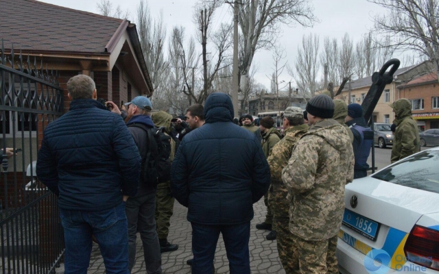 Пикет у стивидорной компании едва не закончился дракой (ФОТО) Фото № 4 Пикет у стивидорной компании едва не закончился дракой (ФОТО) Фото № 4