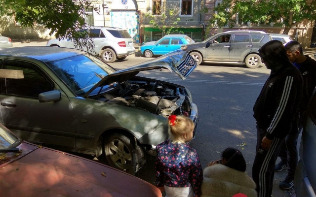 На Молдаванке автоледи на Mercedes собрала На Молдаванке автоледи на Mercedes собрала