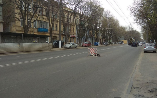 В Одессе на дороге обнаружена очередная яма (ФОТО) Фото № 3 В Одессе на дороге обнаружена очередная яма (ФОТО) Фото № 3