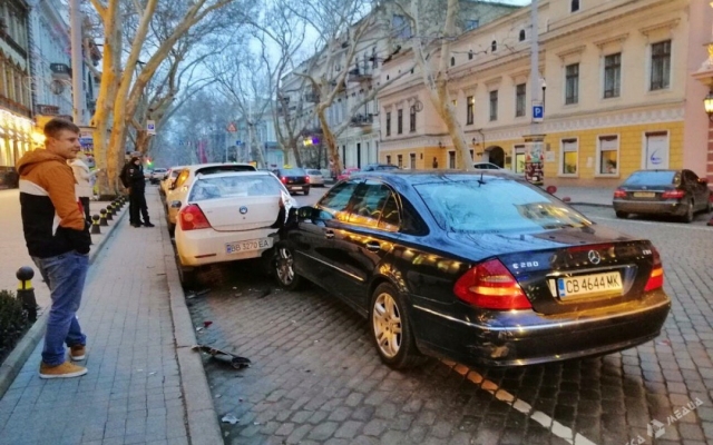Нетрезвый бляхер протаранил в Одессе 4 автомобиля (ФОТО) Фото № 3 Нетрезвый бляхер протаранил в Одессе 4 автомобиля (ФОТО) Фото № 3