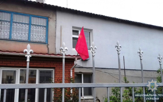 В Фонтанке мужчина любовался видом флага СССР со своего балкона Фото № 0 В Фонтанке мужчина любовался видом флага СССР со своего балкона Фото № 0