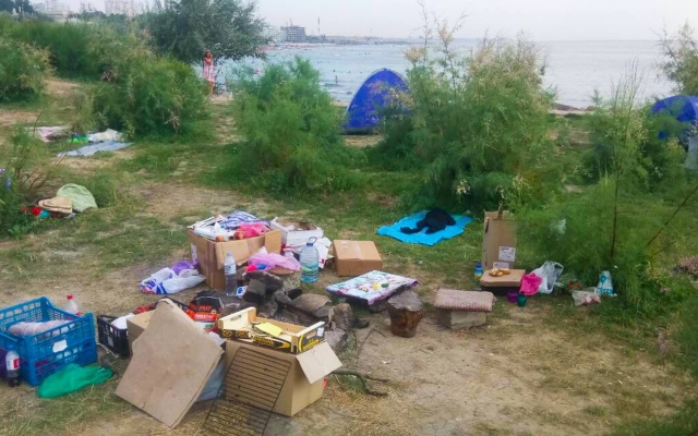 В Черноморске палаточный городок разогнали... трактором Фото № 2 В Черноморске палаточный городок разогнали... трактором Фото № 2