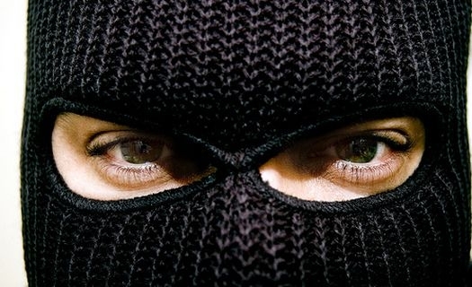 В Саратском районе трое грабителей пытали предпринимателя утюгом Фото № 0 В Саратском районе трое грабителей пытали предпринимателя утюгом Фото № 0