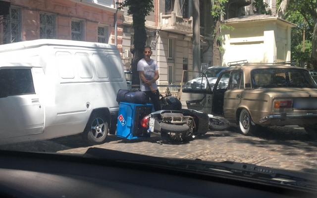 В центре Одессы произошло ДТП с участием мопеда службы доставки Фото № 0 В центре Одессы произошло ДТП с участием мопеда службы доставки Фото № 0