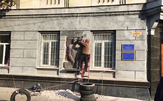В Одессе сносят барельеф Жукову Фото № 1 В Одессе сносят барельеф Жукову Фото № 1