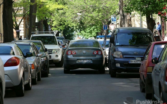 В Одессе иномарка на ходу снесла дверь В Одессе иномарка на ходу снесла дверь