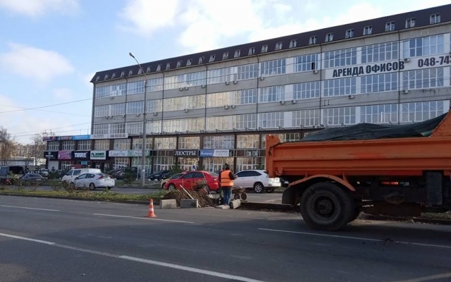 На Глушко вместо клумбы будет разворот на встречную полосу (ФОТО) Фото № 1 На Глушко вместо клумбы будет разворот на встречную полосу (ФОТО) Фото № 1