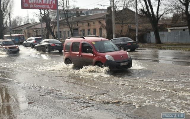 Некоторые одесситы остались без воды из-за прорыва на Люстдорфской дороге Фото № 2 Некоторые одесситы остались без воды из-за прорыва на Люстдорфской дороге Фото № 2