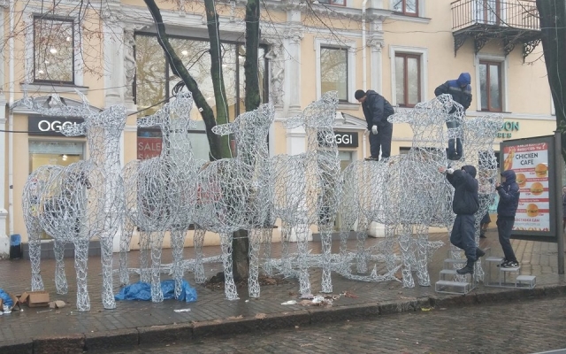 На главной улице Одессы установили новогоднюю композицию Фото № 7 На главной улице Одессы установили новогоднюю композицию Фото № 7