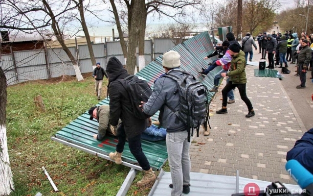 Одесситы сломали забор на пляже, где хотят построить высотку Фото № 1 Одесситы сломали забор на пляже, где хотят построить высотку Фото № 1