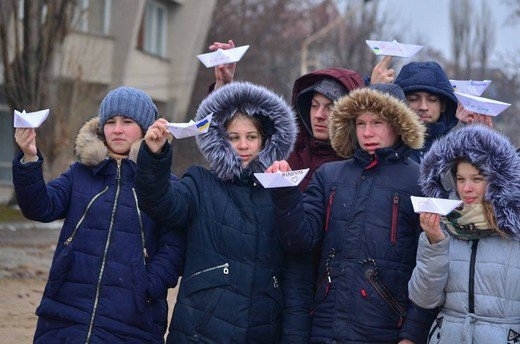 В поддержку пленённых моряков в Одессе пустили бумажные кораблики (ФОТО) Фото № 2 В поддержку пленённых моряков в Одессе пустили бумажные кораблики (ФОТО) Фото № 2