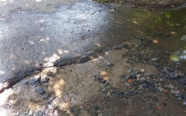 На слободке уже второй день из-под асфальта течёт вода (ВИДЕО) Фото № 0 На слободке уже второй день из-под асфальта течёт вода (ВИДЕО) Фото № 0