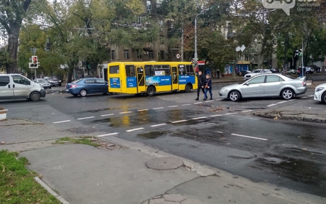 Одесса поплыла: на одной из улиц прорвало водопровод Фото № 0 Одесса поплыла: на одной из улиц прорвало водопровод Фото № 0