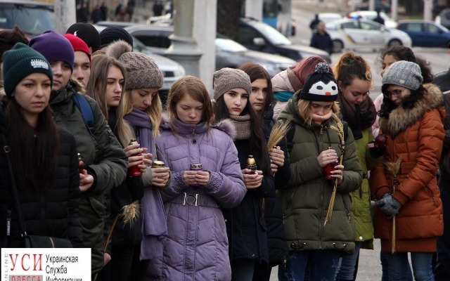 Сегодня одесситы вспоминают жертв Голодомора и несут цветы к памятнику трагедии Фото № 0 Сегодня одесситы вспоминают жертв Голодомора и несут цветы к памятнику трагедии Фото № 0