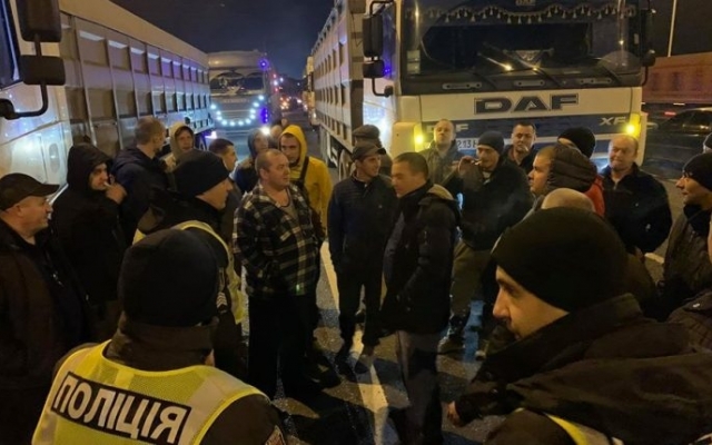 Водители фур перекрыли движение на трассе Киев-Одесса в протест против установки весовых комплексов Фото № 0 Водители фур перекрыли движение на трассе Киев-Одесса в протест против установки весовых комплексов Фото № 0