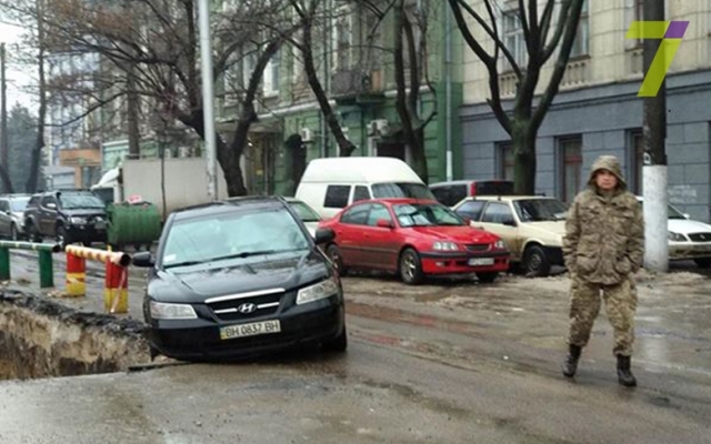 В Одессе автомобиль практически угодил в траншею (ФОТО) Фото № 0 В Одессе автомобиль практически угодил в траншею (ФОТО) Фото № 0