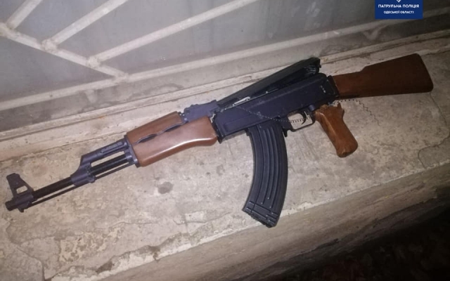 Двое преступников пошли на грабеж с игрушечным автоматом Фото № 0 Двое преступников пошли на грабеж с игрушечным автоматом Фото № 0