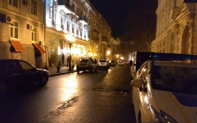 Вечером возле одесской мэрии собралась подозрительная толпа народа Фото № 0 Вечером возле одесской мэрии собралась подозрительная толпа народа Фото № 0