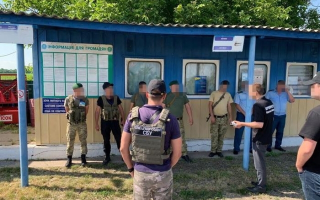 В Одесской области СБУ задержала на взятке чиновников таможни и Госпогранслужбы Фото № 1 В Одесской области СБУ задержала на взятке чиновников таможни и Госпогранслужбы Фото № 1