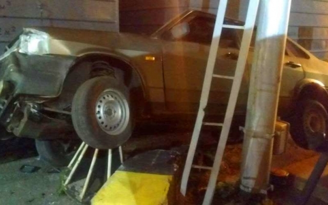В Черноморске на паромной переправе автомобиль наехал на металлическую опору Фото № 2 В Черноморске на паромной переправе автомобиль наехал на металлическую опору Фото № 2