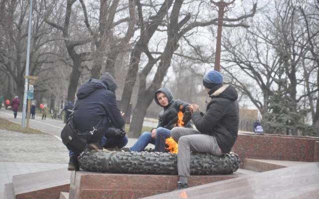 В Одессе группа юношей сушила ноги на Вечном огне (ФОТО, ВИДЕО) Фото № 3 В Одессе группа юношей сушила ноги на Вечном огне (ФОТО, ВИДЕО) Фото № 3